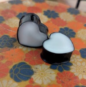 19mm Heart-Shaped Black and White Plugs Gauges